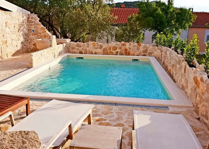 فيلة Cherie Sutomiscica